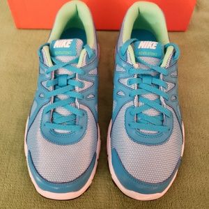 NEW Nike Revolution 2 (Girls)